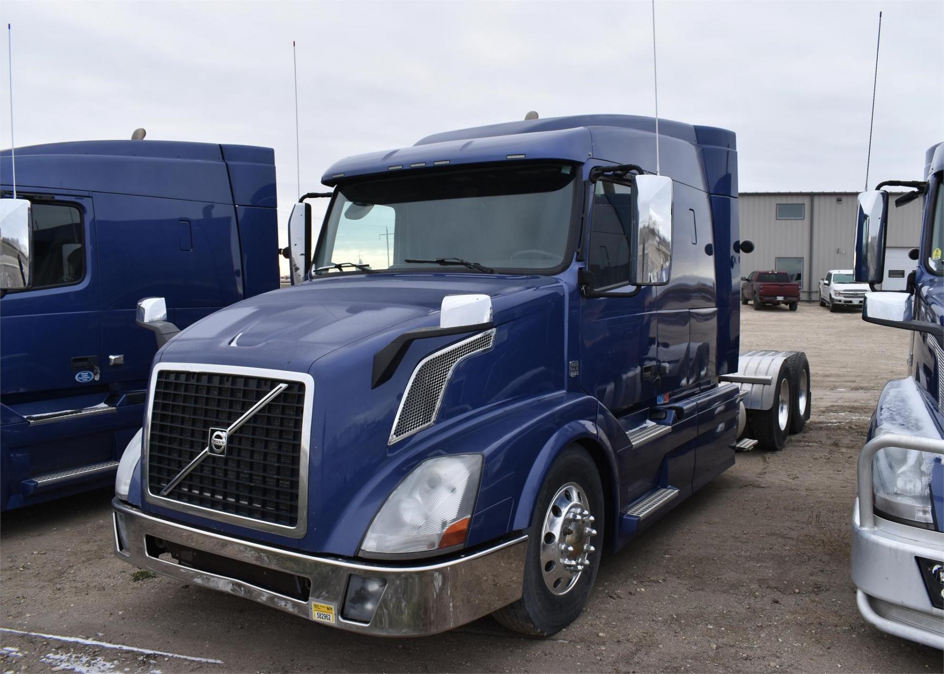 2014 VOLVO VNL64T630 for sale Sold at BP Motors in Morden MB R6M 1Y9 1