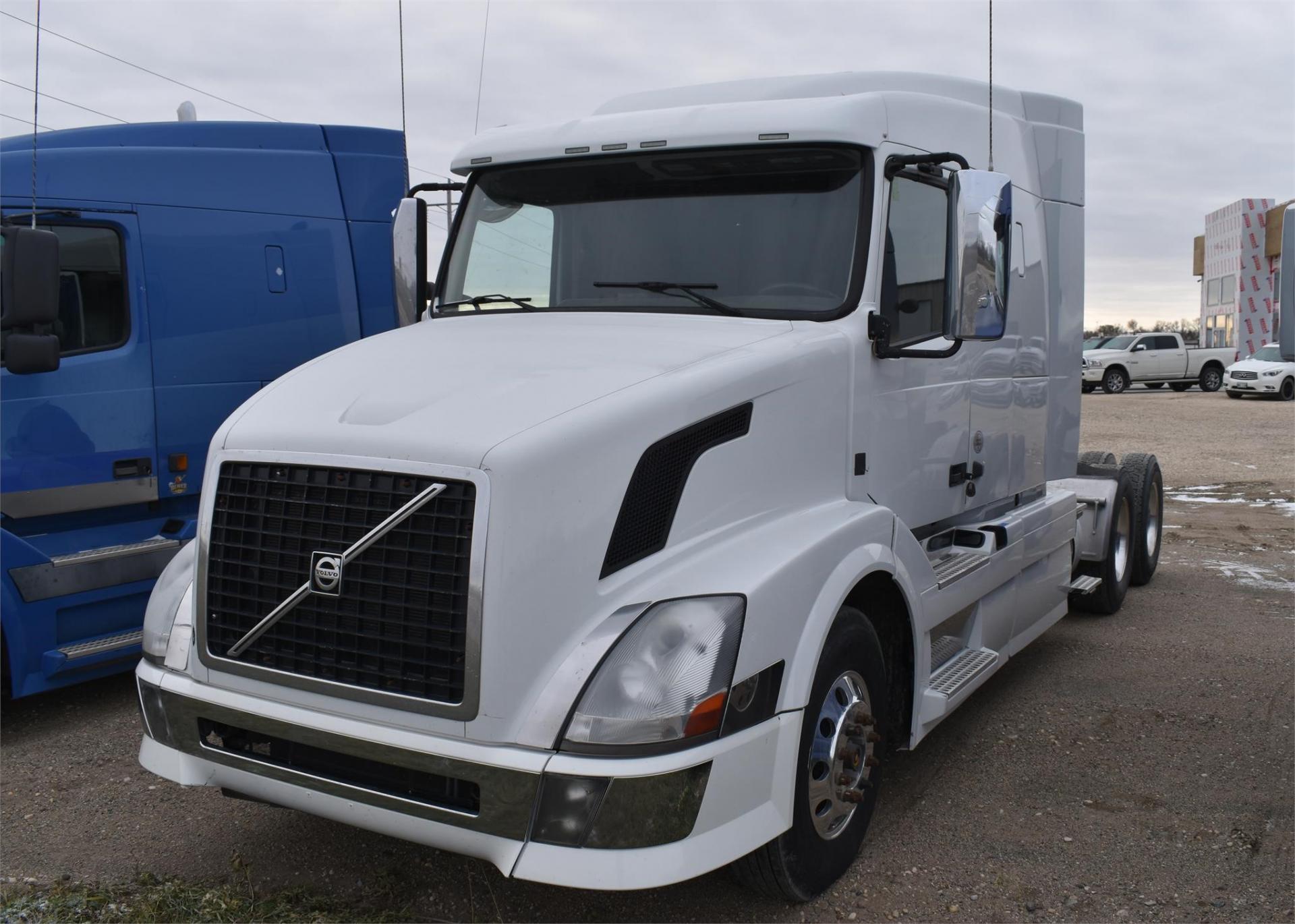 2013 VOLVO VNL64T630 for sale Sold at BP Motors in Morden MB R6M 1Y9 1